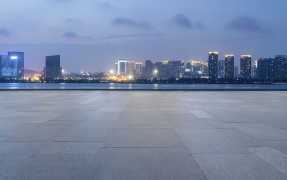 地砖路面和建筑景观夜景