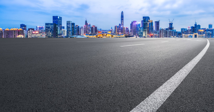 高速公路天际线和城市景观夜景