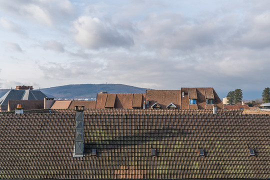古老的中世纪欧洲建筑物屋顶特写