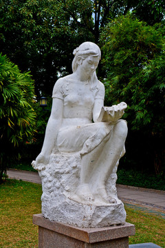 看书少女雕塑