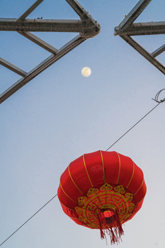中国春节里挂起喜庆的红灯笼