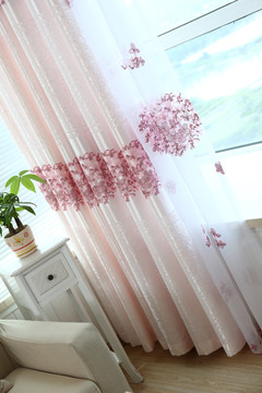 绣花粉红色窗帘