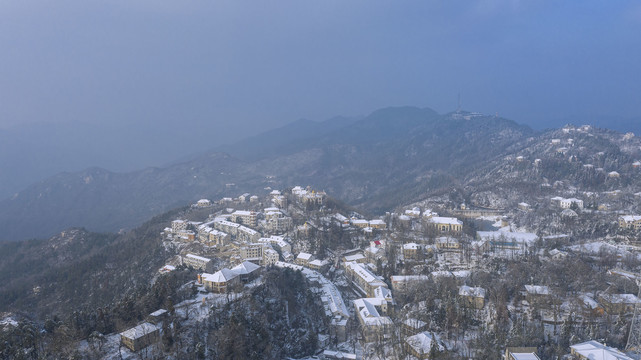 鸟瞰鸡公山南街雪景