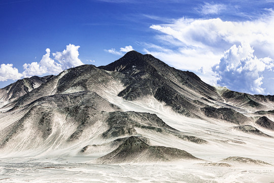 新疆沙石山