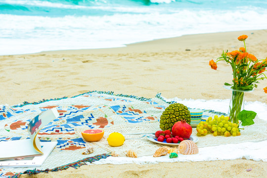 海边沙滩上的水果