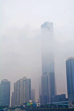 雨雾中的城市风光