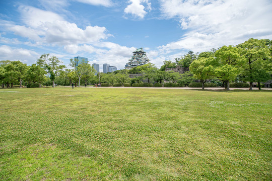 日本大阪大阪城公园和天守阁全景