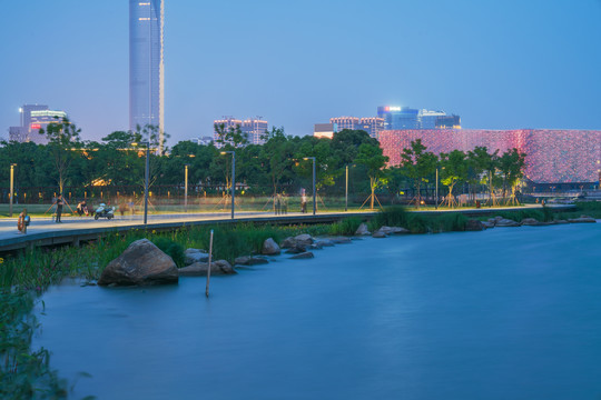 中国苏州金鸡湖畔的现代城市建筑