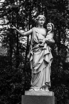 圣母小孩雕像