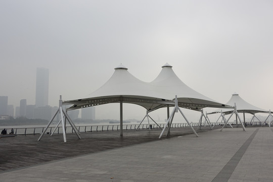 大雾中的黄浦江