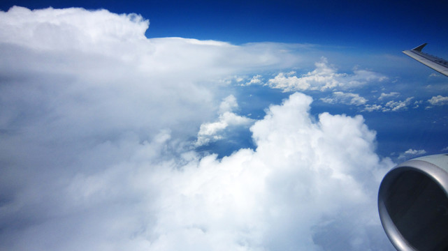 飞机穿过云层