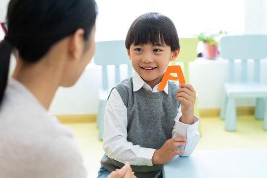 年轻女教师教授英语单词