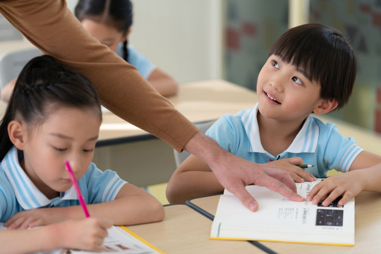 小学生和老师在课堂