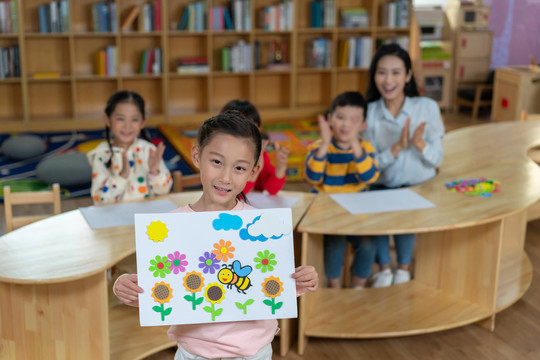 年轻女老师和学生在一起