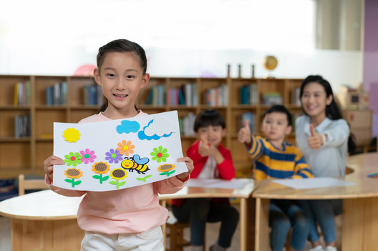 年轻女老师和学生在一起