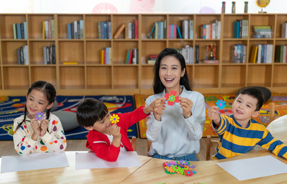 年轻女老师和学生在一起