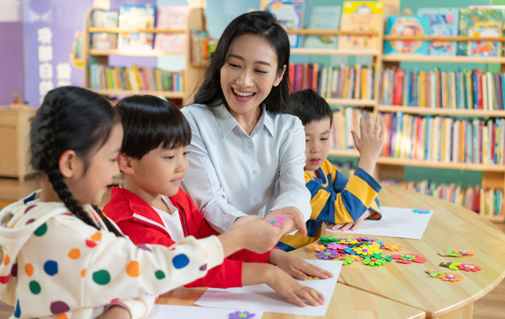 年轻女老师和学生在一起