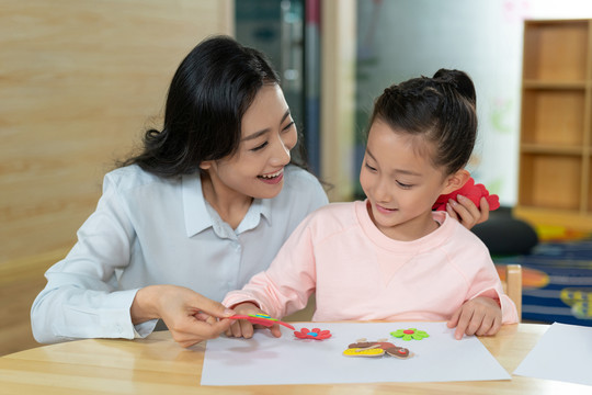 年轻女老师和学生在一起