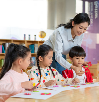 年轻女老师和学生在一起