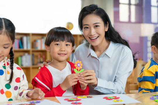 年轻女老师和学生在一起