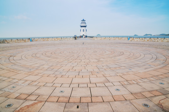 珠海市海边的灯塔和海岸线风光