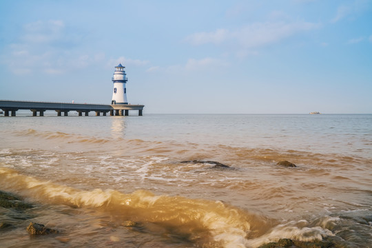 珠海市海边的灯塔和海岸线风光