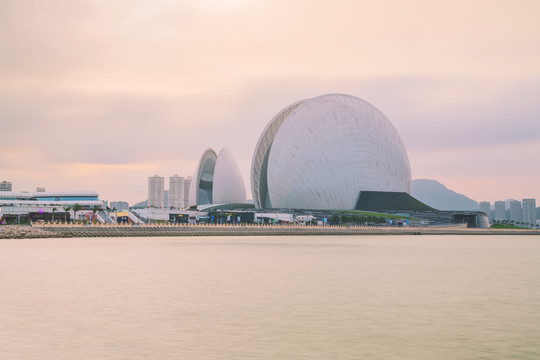 珠海市大剧院和海岸线风光