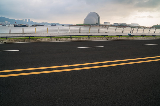 珠海宽阔的柏油马路和滨海风光