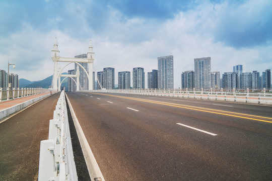 珠海白石大桥和宽阔的柏油马路