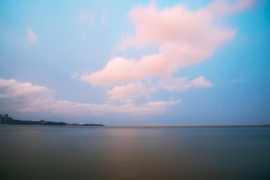 布满晚霞的天空下平静的海面