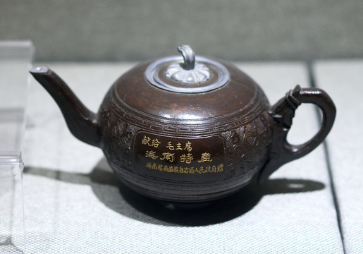 椰雕茶壶