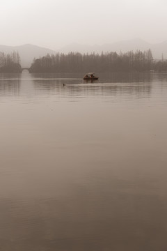 山水湖面安静小船