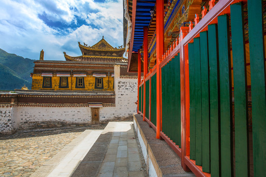 青海藏传佛教寺庙和旅游风光
