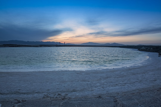 青海高原美丽的晚霞下的盐湖风光