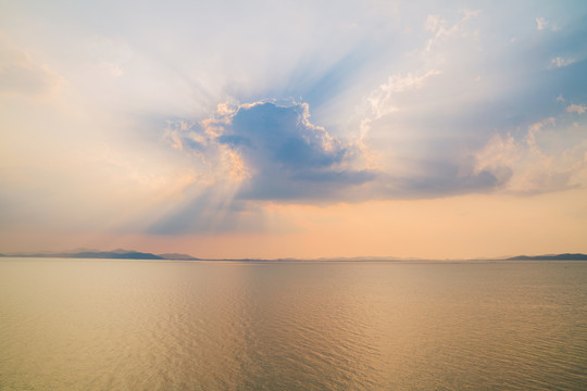无锡太湖上漂亮的晚霞云彩