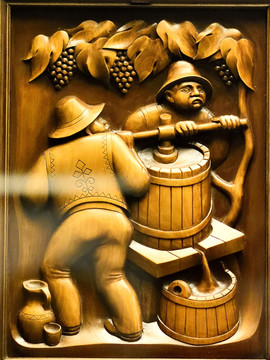 酿葡萄酒木雕画