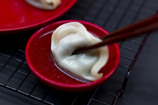 年味饺子蘸醋特写