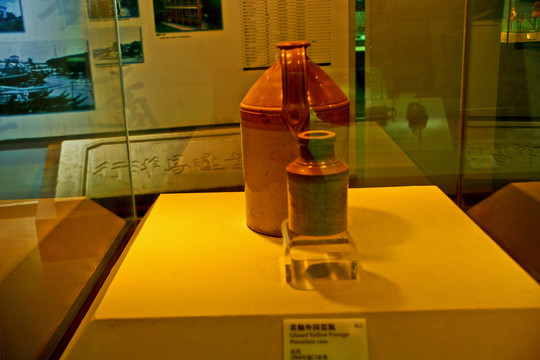 黄釉外国瓷瓶