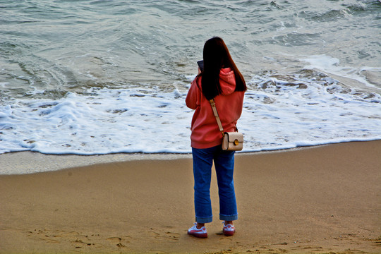 海边看海的女人