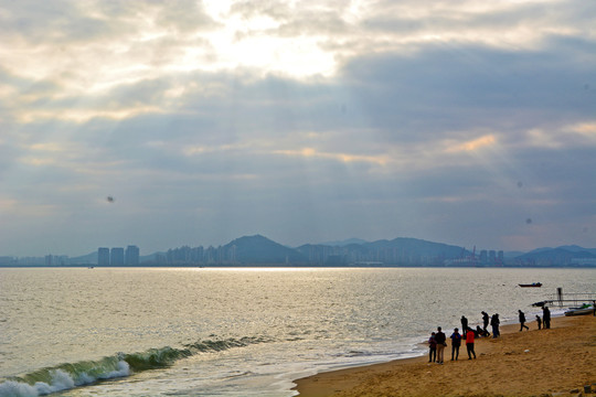 海边乌云阳光