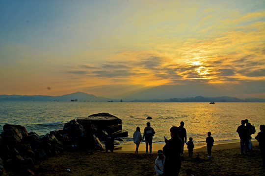 厦门海上夕阳游人