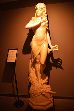 月亮女神雕像