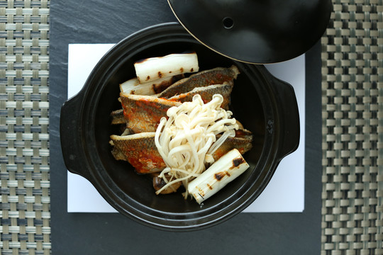华子鱼蘑菇煲
