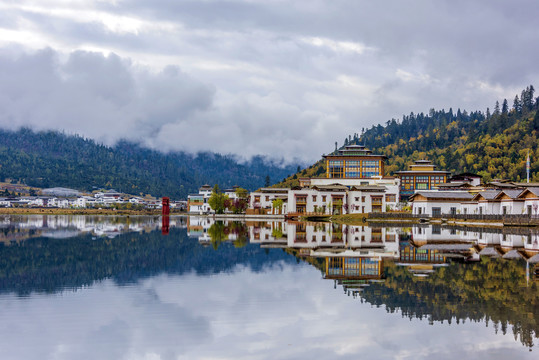 中国西藏林芝鲁朗扎塘鲁措湖风光