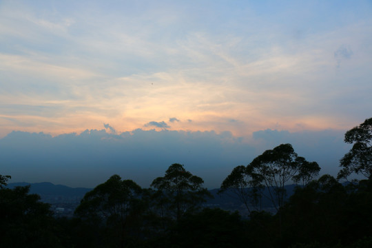 蔚蓝色的天空