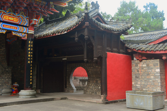成都石经寺中式门楼和月亮门