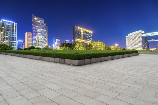 广场砖地面和现代建筑夜景