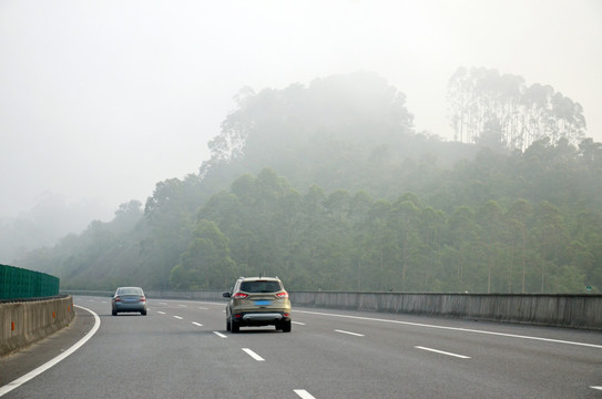 高速公路雾天