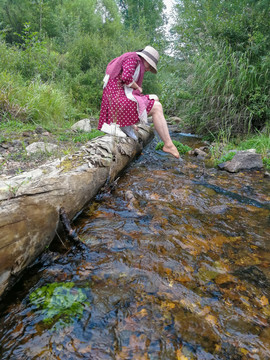 溪水洗脚的女人
