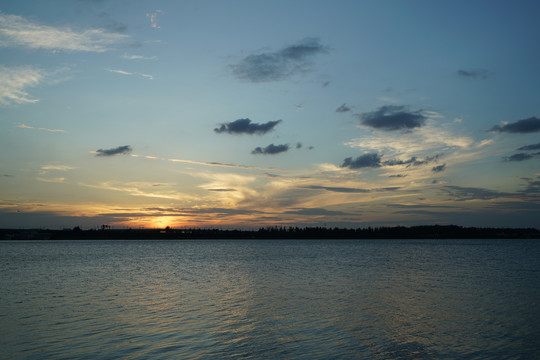 沈阳丁香湖的黄昏景色